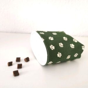 1 kleine Futtertasche grün weiße Hundepfoten Motiv Handarbeit
